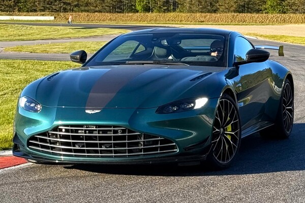 Kjør Aston Martin Vantage F1 Edition på racerbane!