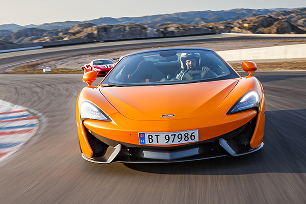 Kjør McLaren 570S Spider på racerbane!