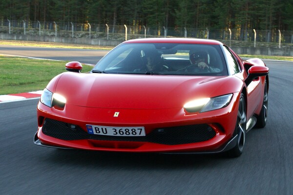 Kjør Ferrari 296 GTB Assetto Fiorano på racerbane!